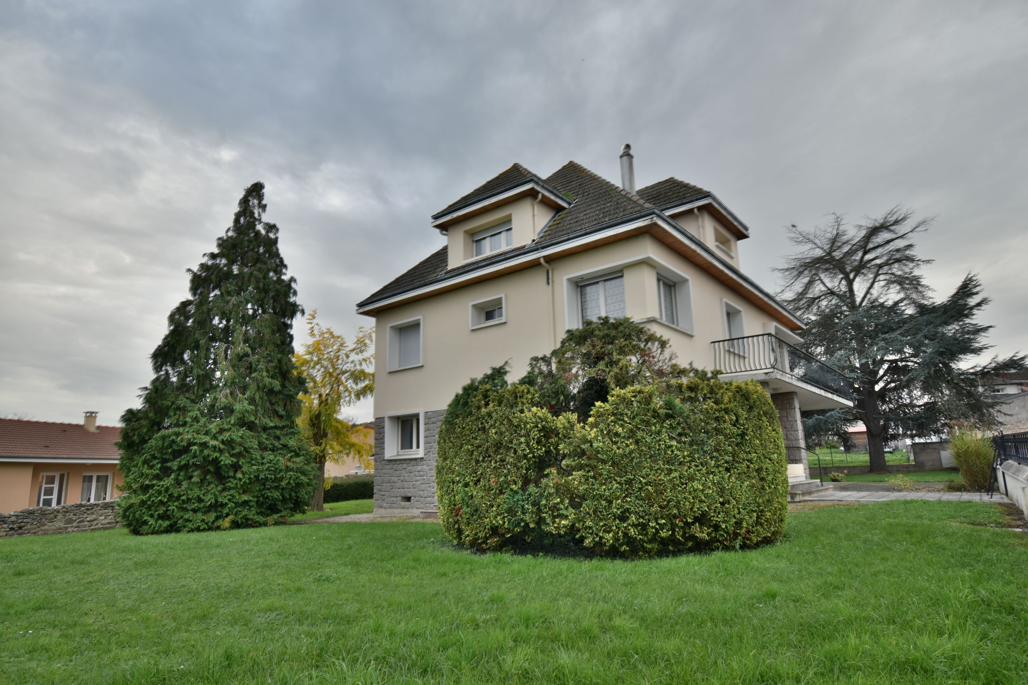 MAISON COMBRONDE - 11 pièce(s) - 212 m2