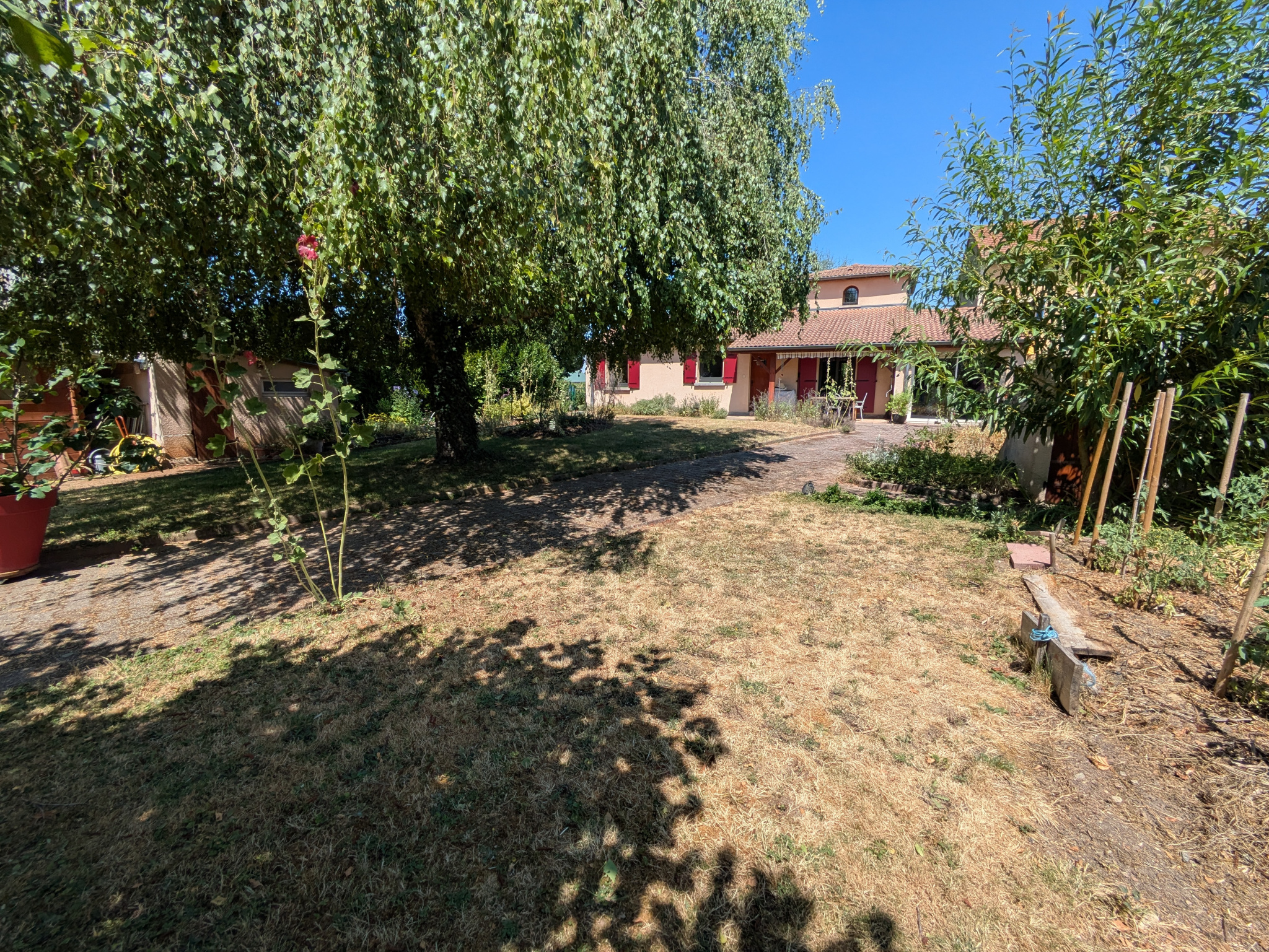 Ensemble de 2 maisons dans un joli jardin arboré et calme